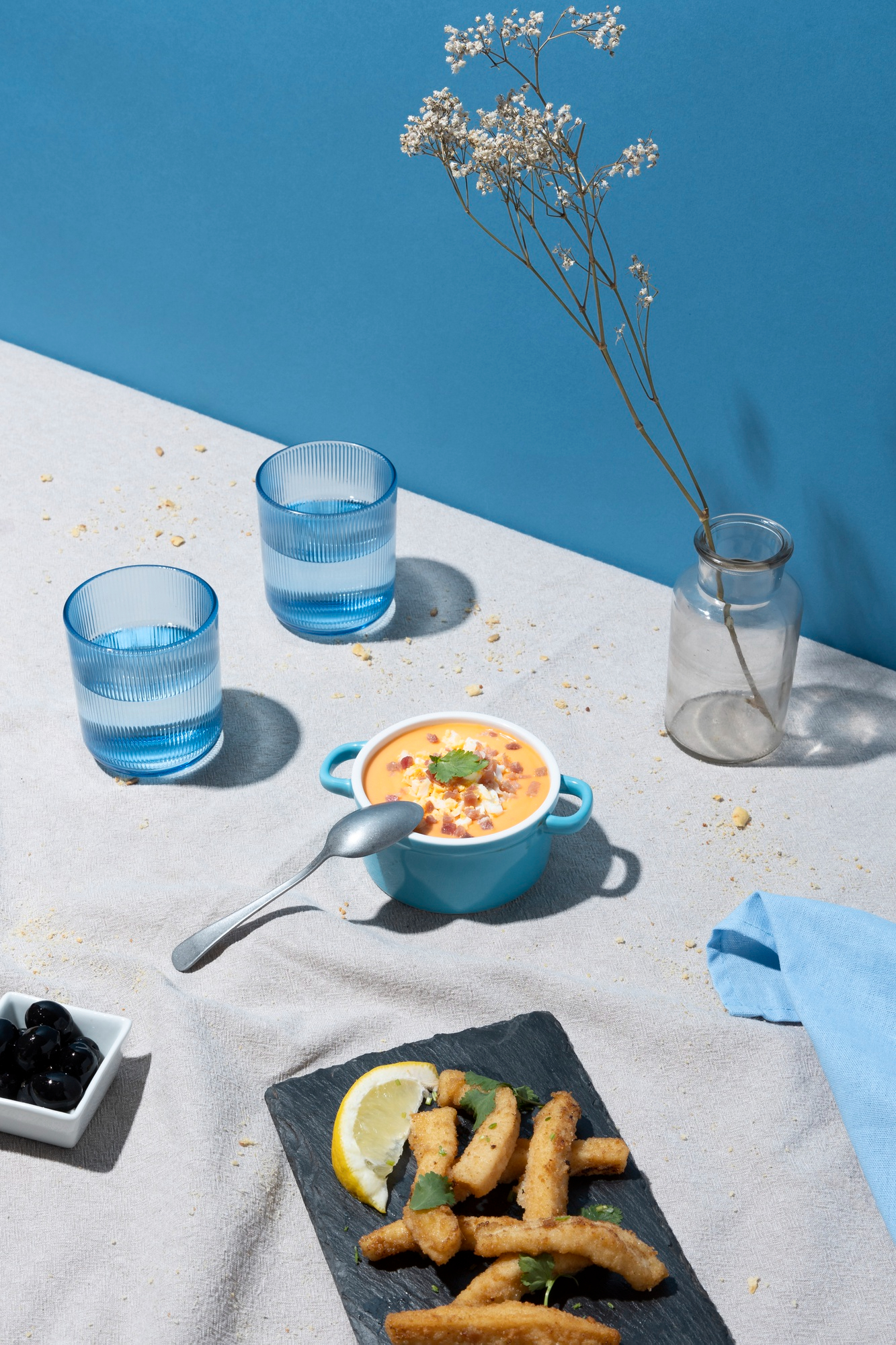 Mesa mediterránea con un plato de verduras, cerámica y tonos naturales